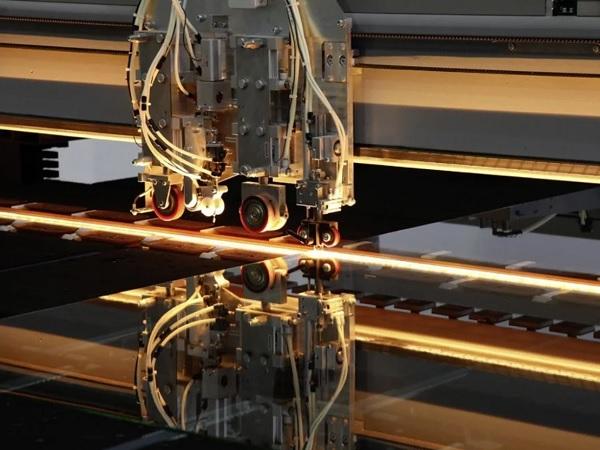 Float glass cutting line with scoring and breaking.